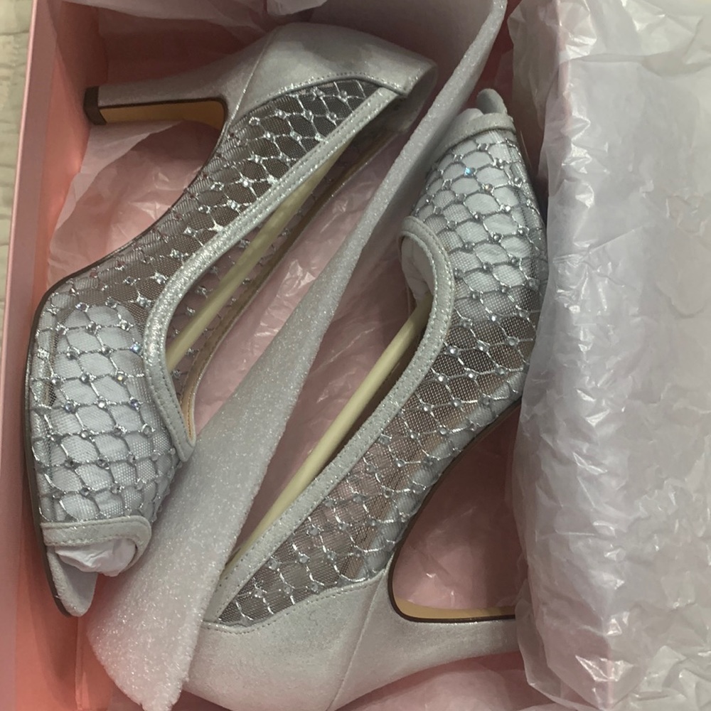 NWT Silver metallic pump size 8M